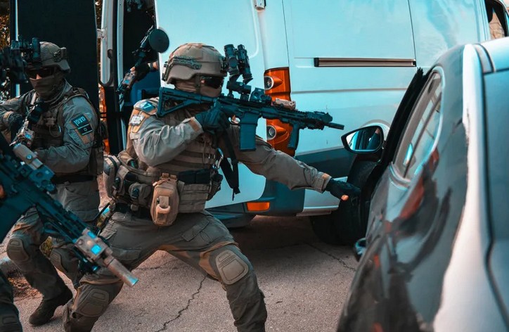 Zugriff im Zentrum von Nablus: Sicherheitskräfte nehmen mutmaßlich „Lion’s Den“-nahen Verdächtigen fest