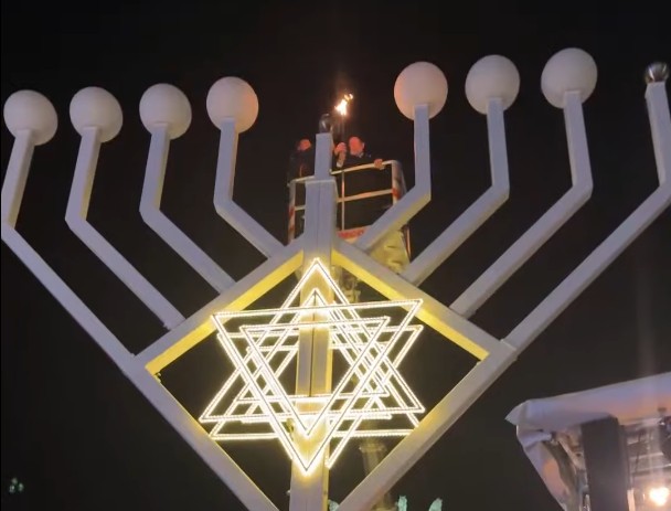 Berlin entzündet die erste Chanukka-Kerze – und steht an der Seite Sydneys