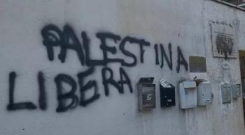 Antisemitische Schmiererei überdeckt Gedenktafel für von palästinensischen Terroristen ermordetes Kind