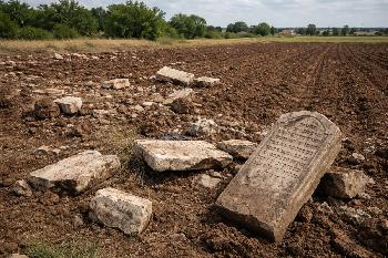 Bauer zerstört historischen jüdischen Friedhof in der Ukraine