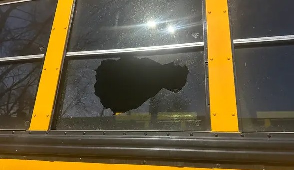 Neunjähriges jüdisches Mädchen in New Jersey schwer verletzt: Stein trifft Schulbus, Verdacht auf antisemitischen Angriff