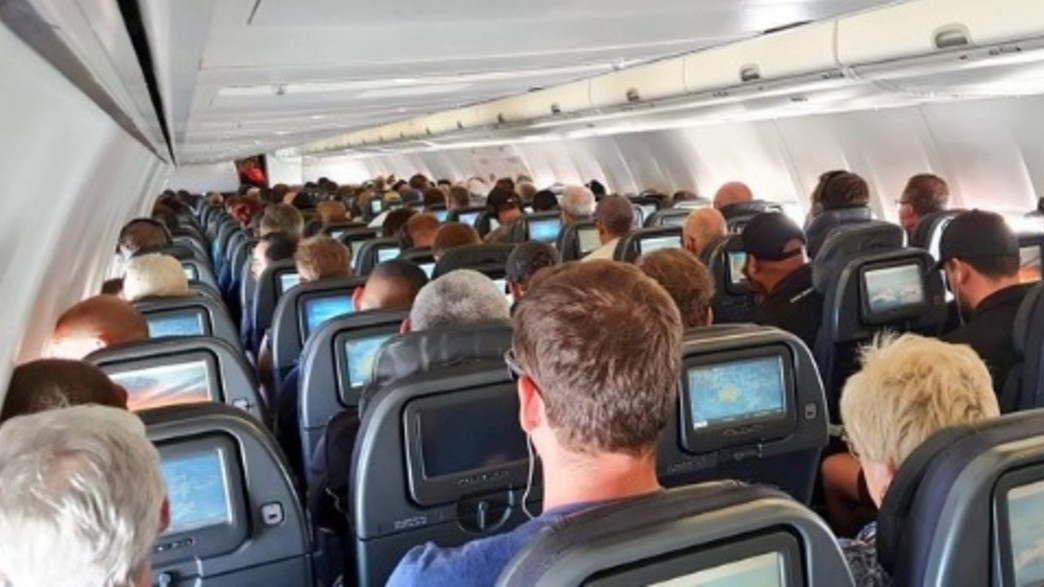 Fast Katastrophe: Arbeiter im Frachtraum eingeschlossen, Passagiere hören Hilferufe