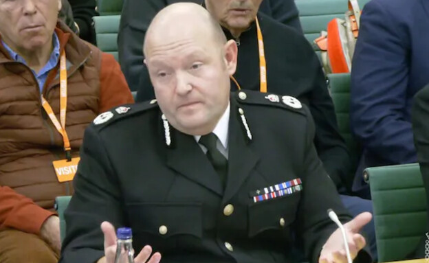 Britischer Polizeichef tritt zurück und hinterlässt eine offene Wunde im Rechtsstaat