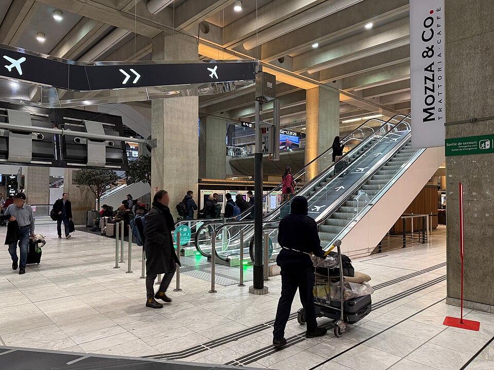 Antisemitischer Vorfall am Flughafen Paris: jüdischer Mann mit Torarolle beleidigt und bespuckt