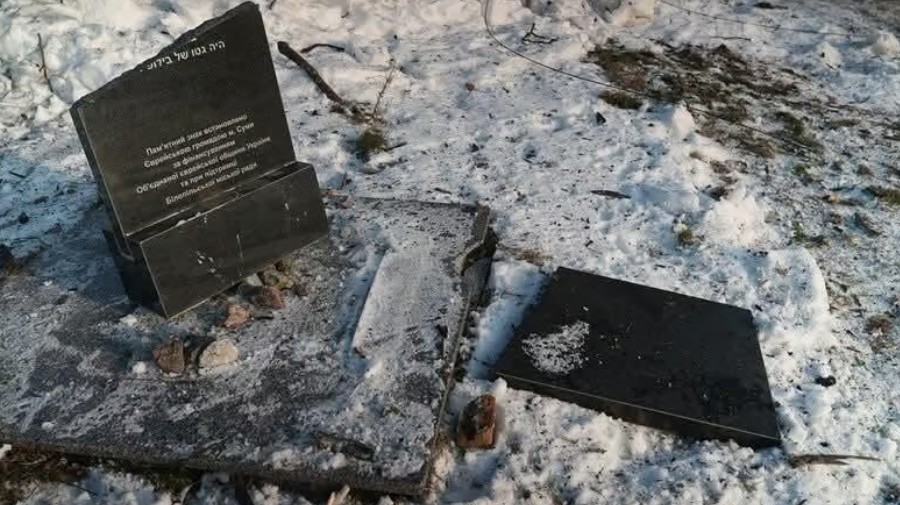 Russischer Raketenangriff zerstört Holocaust Mahnmal in der Region Sumy