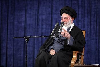 Khamenei räumt wirtschaftlichen Kollaps ein - Irans Regime gerät unter Druck