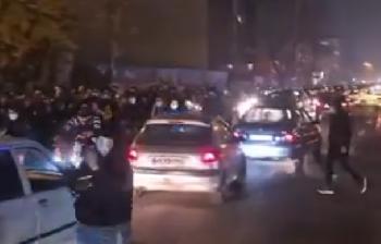 Proteste im Iran eskalieren: Gewalt gegen Sicherheitskräfte und Massenkundgebungen in dutzenden Städten