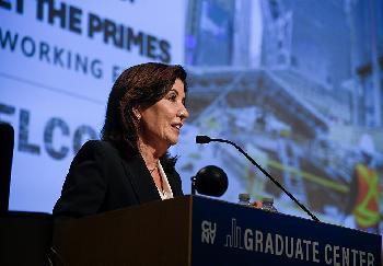 Nach Hamas-Parolen vor Synagoge: New York greift ein, Gouverneurin korrigiert Kurs des Rathauses