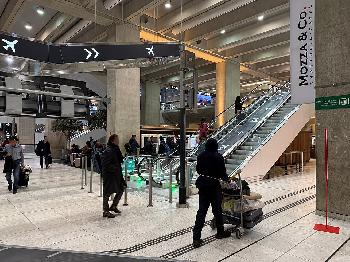 Antisemitischer-Vorfall-am-Flughafen-Paris-jdischer-Mann-mit-Torarolle-beleidigt-und-bespuckt