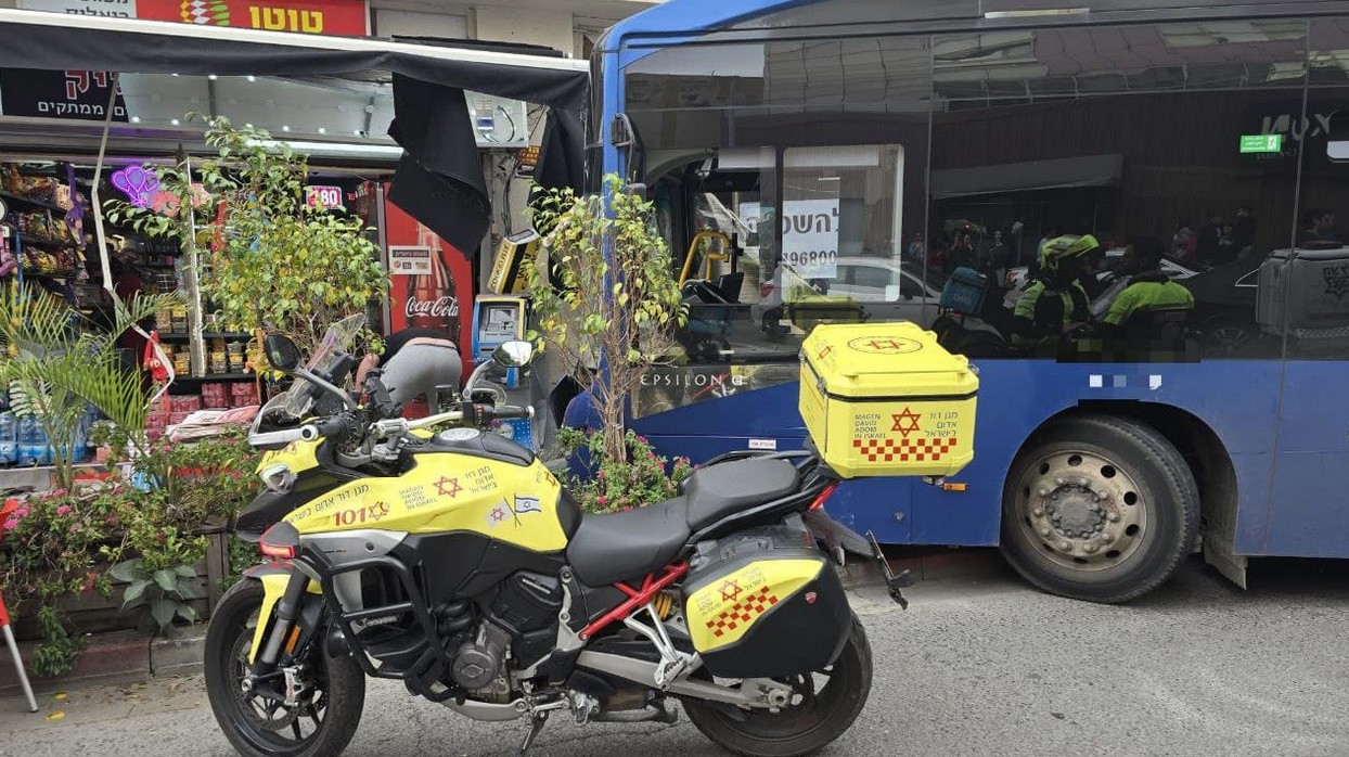 Bus prallt in Geschäft in Ramat Gan: 11 Verletzte, Ermittlungen laufen