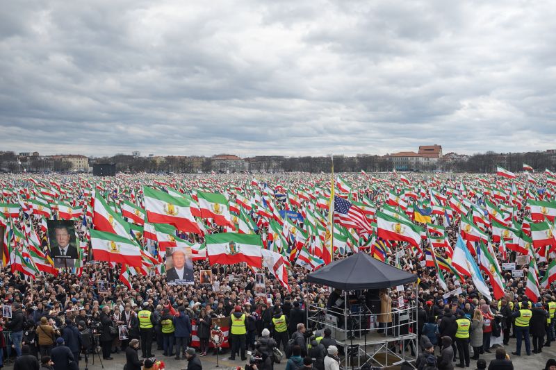 250.000 in München gegen Teheran: Exil-Iraner fordern das Ende der Islamischen Republik