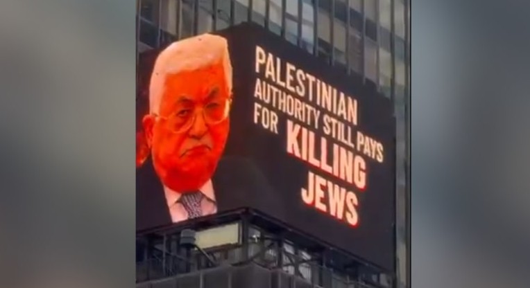 Times Square zeigt Abbas und klagt „Pay for Slay“ an