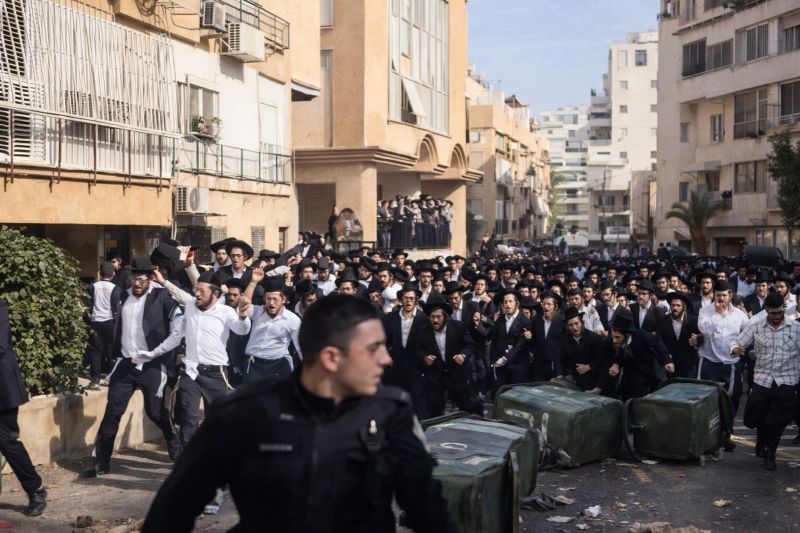 Bnei Brak: Ultraorthodoxer Mob jagt Soldatinnen, Polizei greift ein