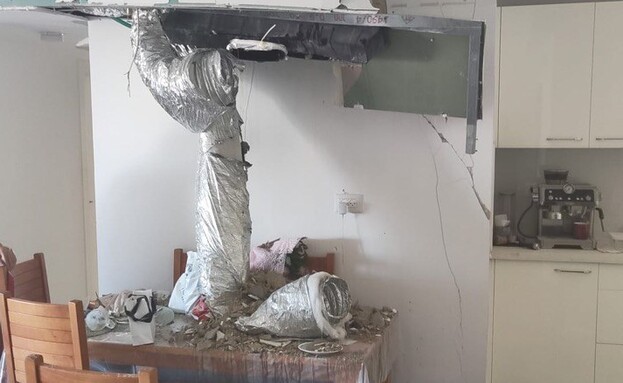 Iranische Raketen treffen Israel, Trümmer beschädigen Haus im Norden, Führung in Teheran unter Druck