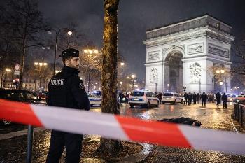 Mutmaßlicher Terroranschlag in Paris: Messerangriff auf Gendarmen am Triumphbogen Täter war bereits wegen Terror verurteilt
