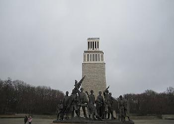 Deutsche Linksextreme greifen KZ Gedenkstätte Buchenwald an weil sie nicht anti Israel genug sei