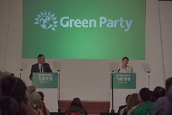 Britische Green Party erklärt jüdischen Staat zur „rassistischen Idee“ und stellt Israels Existenz offen infrage