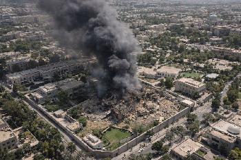 Israels Angriff zerstört Teile von Chameneis Wohnkomplex in Teheran und zwingt Irans Führer zur Flucht