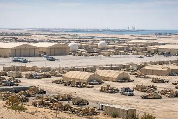 Iran greift US Stützpunkte in Bahrain und beschießt Katar während Explosionen in der Golfregion gemeldet werden