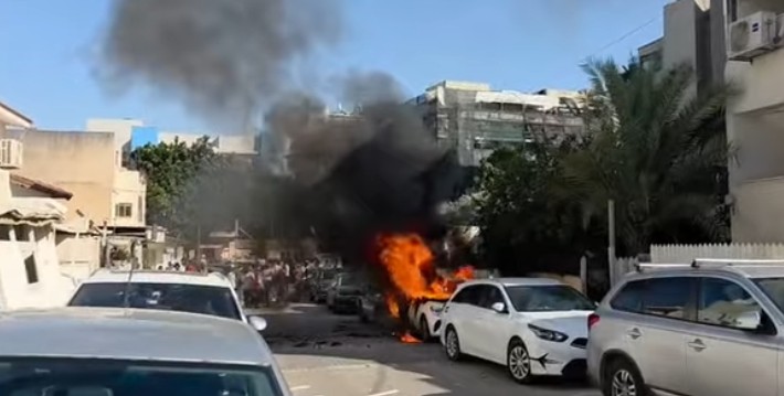 Zwölf Verletzte nach iranischem Streumunitionsangriff in Zentralisrael am Nachmittag