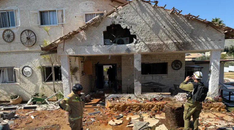 Iran setzt Streubombe gegen Zentralisrael ein Wohnhaus in Petah Tikva getroffen