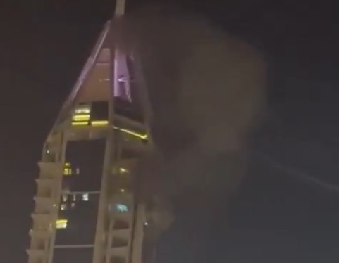 Trümmer nach Raketenabwehr treffen Wohnhaus in Dubai ein Todesopfer
