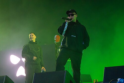 Gericht stoppt Terrorverfahren gegen Kneecap-Rapper nach Hisbollah-Flaggenvorwurf