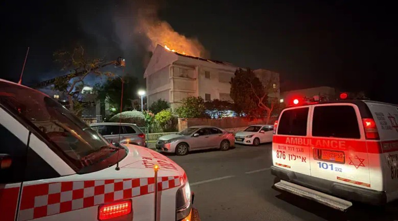 Iranische Raketen über Zentralisrael abgefangen, Trümmer setzen Wohnhaus in Brand