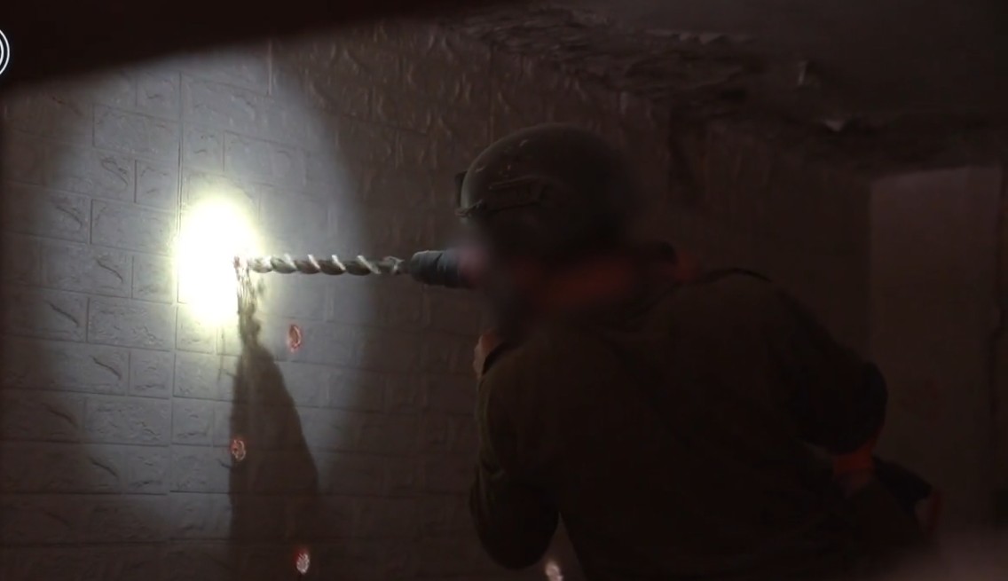 Israelische Armee zerstört Haus eines Attentäters und tötet bewaffneten Hamas-Terroristen in Rafah