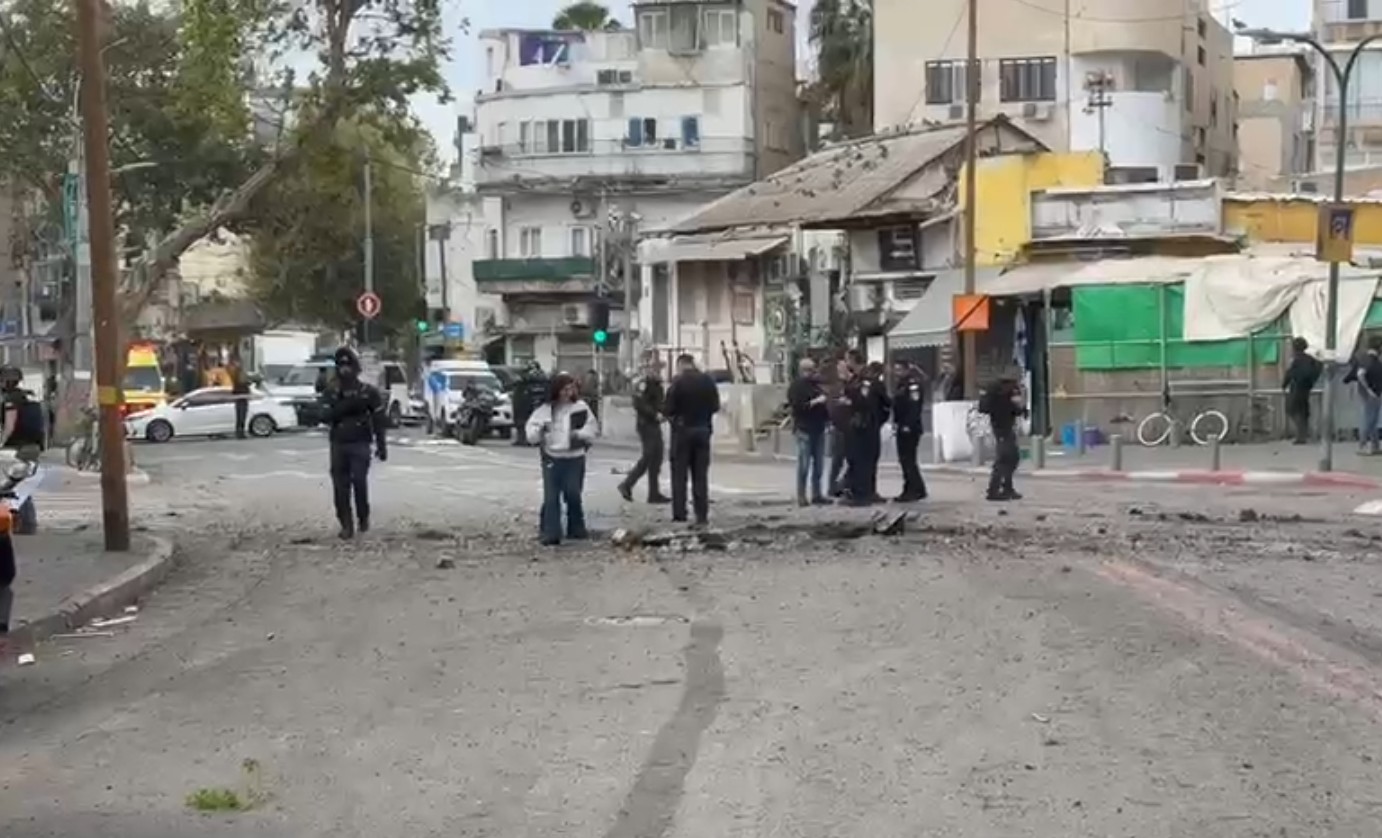 Iranische Rakete schlägt in Tel Aviv ein, zwei Verletzte gemeldet