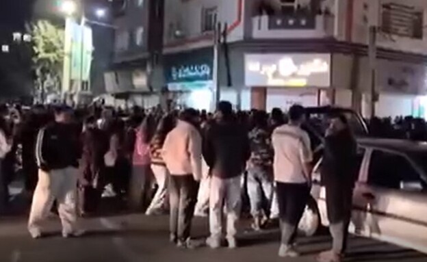 Iran rüstet sich gegen neue Proteste: Revolutionsgarden errichten Straßensperren und schalten Internet ab