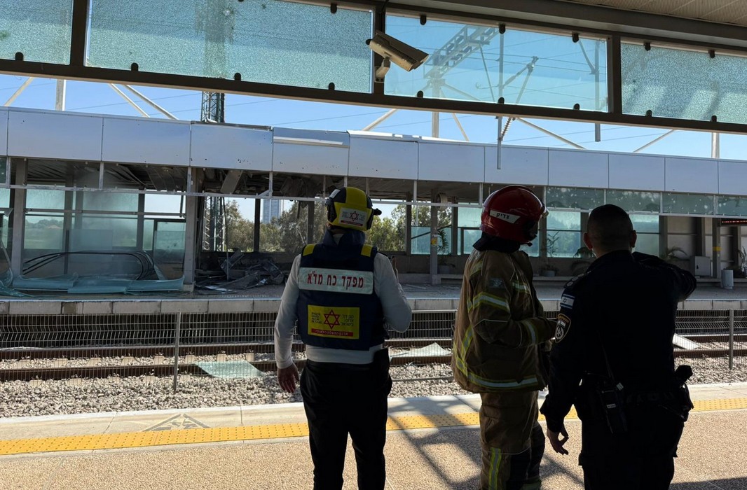 Iranische Streumunition trifft Passagierbahnhof und verteilt Sprengkörper über Zentralisrael