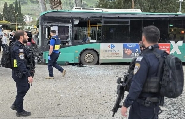 Raketensplitter trifft Bus in Kirjat Schmona und verletzt zwei Menschen