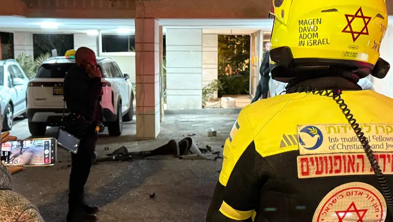 Raketenalarm in der Nacht: Trümmerteile schlagen in Wohngebieten im Zentrum Israels ein