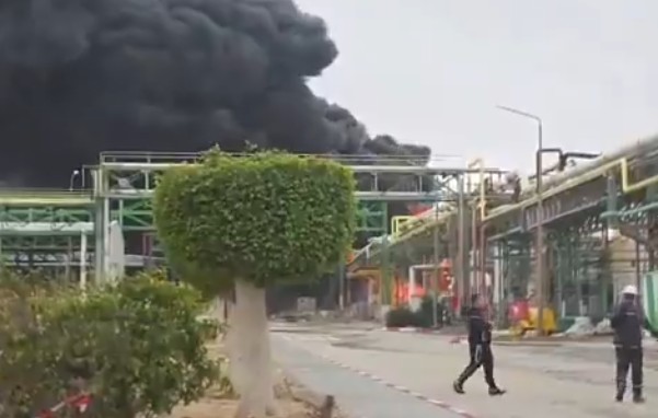 Iranische Rakete trifft Chemiezone im Negev und löst Alarm wegen möglicher Giftstoffe aus