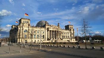 AfD Linke und Baerbock kritisieren Israels Schlag gegen Irans Machtapparat trotz Folgen für Migration und Sicherheit