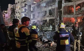 Iranische Rakete trifft Wohnhaus in Tel Aviv - Frau getötet, Baby aus Trümmern gerettet