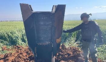 Frau stirbt während Raketenalarm, Raketen schlagen auf freiem Gelände ein und 40 Gebäude beschädigt