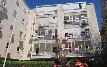 Iranischer Raketenangriff auf Zentralisrael verursacht Schäden und Verletzte