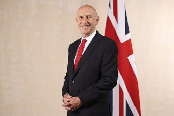 Britischer Verteidigungsminister behauptet: Irans Raketen trafen nur Militärziele