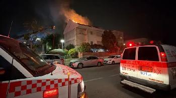 Iranische Raketen über Zentralisrael abgefangen, Trümmer setzen Wohnhaus in Brand