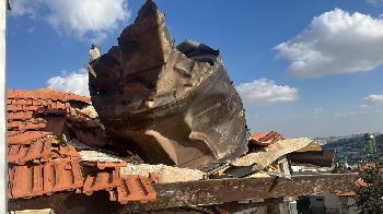 Iranische Raketen lösen Alarm in Jerusalem aus: Schäden an Häusern und zwei Verletzte