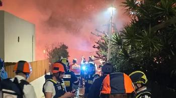 Direkter Raketentreffer in Nahariya: Wohnhaus brennt, mehrere Verletzte