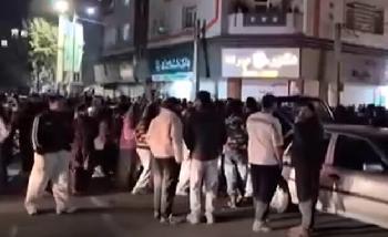 Iran rüstet sich gegen neue Proteste: Revolutionsgarden errichten Straßensperren und schalten Internet ab