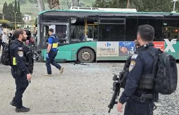 Raketensplitter trifft Bus in Kirjat Schmona und verletzt zwei Menschen