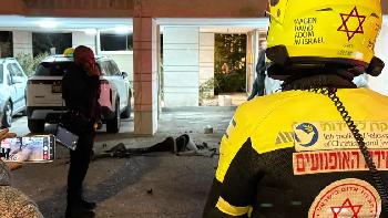 Raketenalarm in der Nacht: Trümmerteile schlagen in Wohngebieten im Zentrum Israels ein