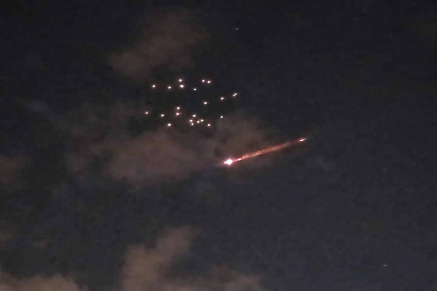 Iranische Raketen treffen Zentrum und Süden Israels – Verletzter in Bnei Brak