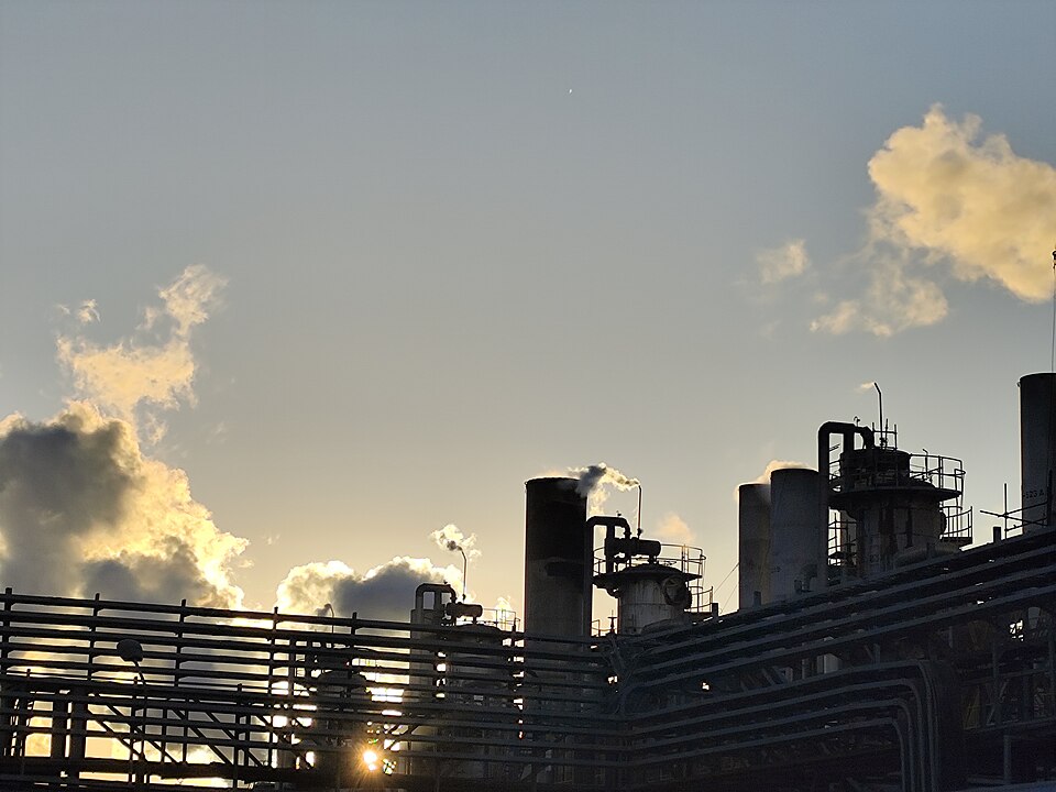 Israel greift petrochemische Anlagen im Iran an und trifft wirtschaftliche Infrastruktur