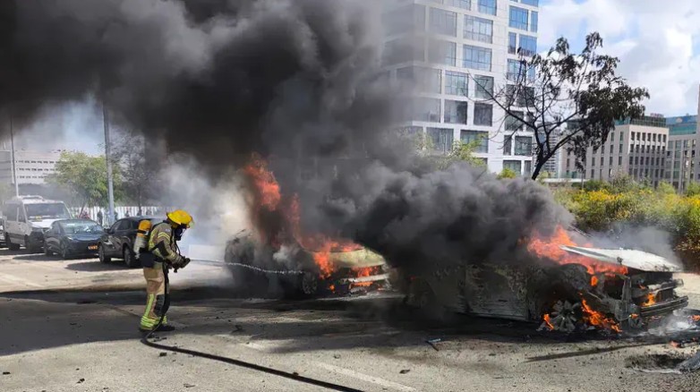 Einbruch während Raketenalarm Mann isst in fremder Wohnung, während Familie im Schutzraum sitzt