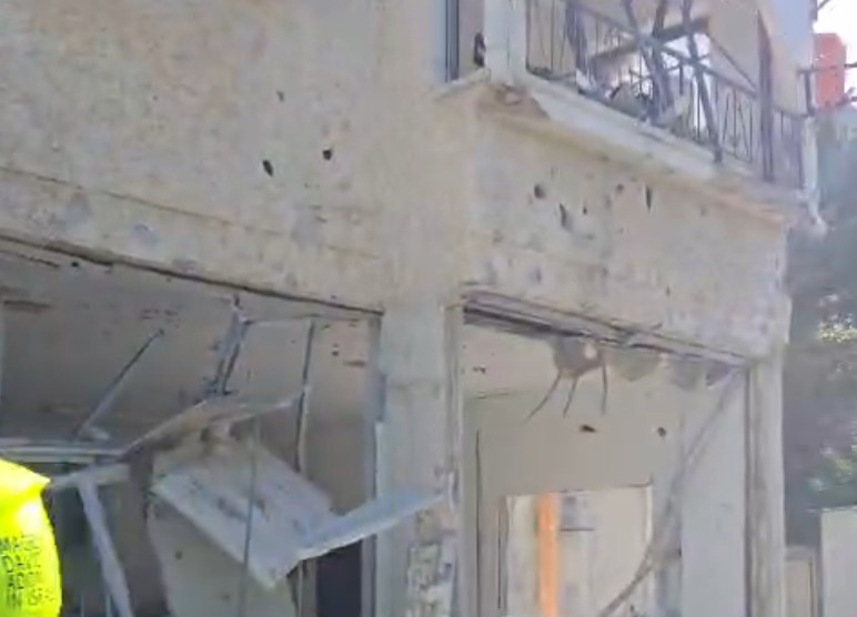 Raketen aus dem Libanon treffen Wohnhaus in Nahariya: Frau verletzt, Luftabwehr unter Dauerbelastung